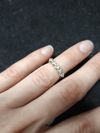 Bague en or gris 18k (750), ornée de cinq...