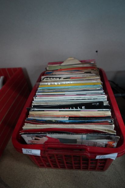 Réunion de disques vinyles 45 tours.
En ...