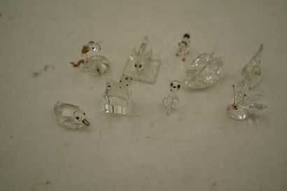 Réunion de 9 sujets en verre et cristal,...
