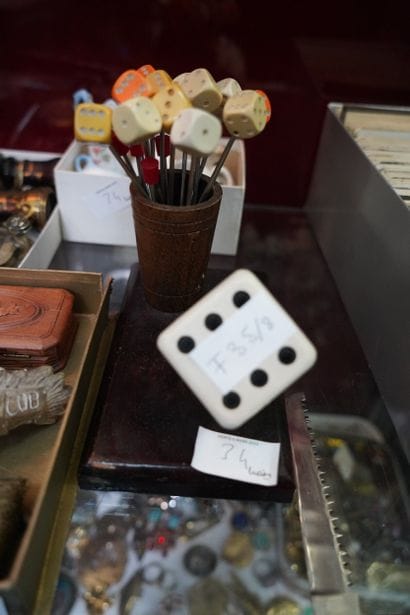 Réunion d'objets de vitrine dont salière,...