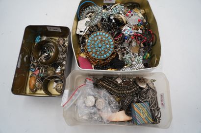 Réunion de bijoux fantaisie et pièces, faisan...