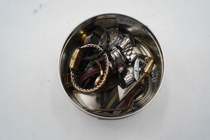 Réunion de montres bracelets en métal.
En...