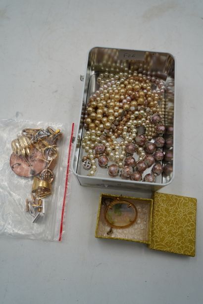 Réunion de colliers de perles, bijoux fantaisie,...