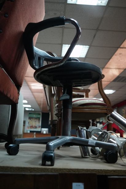 Fauteuil de bureau en métal tubulaire, l’assise...