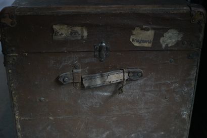 Coffre rectangulaire en bois et cuir.
En...
