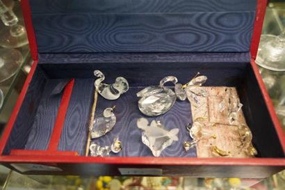 Réunion de 9 sujets en verre et cristal,...