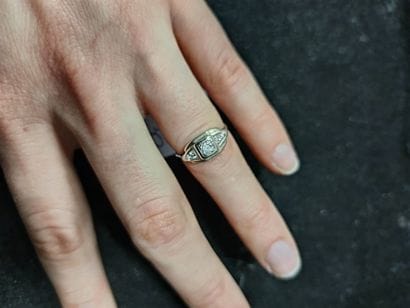 Bague en or gris 18k (750) et platine ornée...