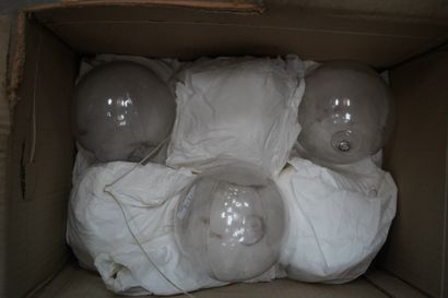 Réunion de lampes et appareils photos.
En...