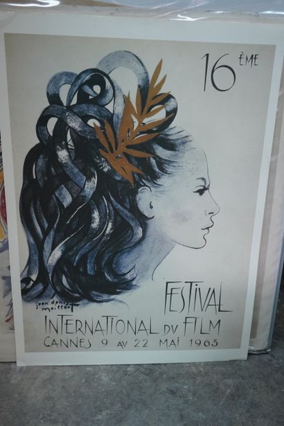 Réunion d'affiches, en l'état.