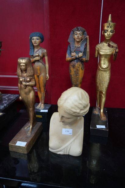 Réunion de quatre statuettes en résine figurant...