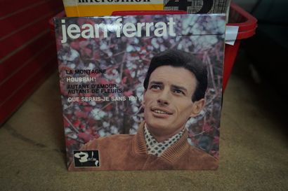 Réunion de disques vinyles 45 tours.
En ...