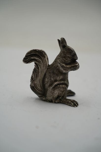 Salière en argent finement ciselé épousant...