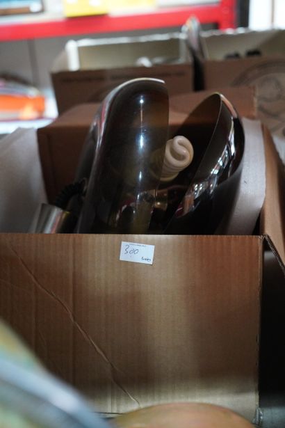 Réunion de globes, pieds de lampes, vase,...