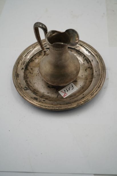 Coupe creuse en argent, filet contour.
Poids....