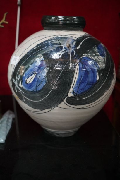 Vase boule en céramique émaillée à décor...