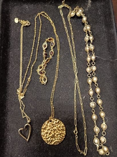 Réunion de chaînes, bracelets, pendentifs,...
