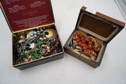 Réunion de bijoux fantaisie.
Six boites,...