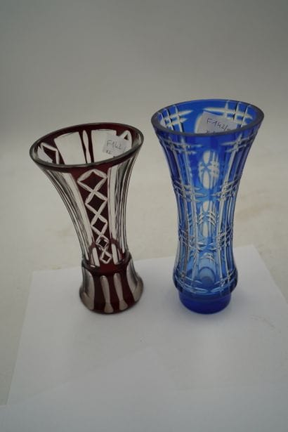 Deux vases en verre bleu et rouge.
En l'...