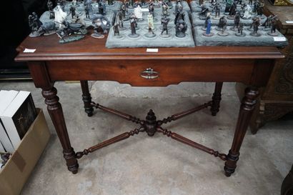 Bureau plat en bois foncé, ouvrant à un tiroir...