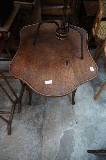 Trois tables gigogne en bois naturel, le...