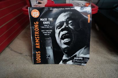 Réunion de disques vinyles 45 tours.
En ...