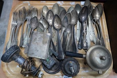 Réunion de métal argenté comprenant : couverts...