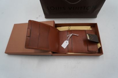 LOUIS VUITTON 
PORTE-CHEQUIER
Toile enduite...