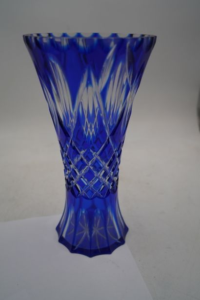 Vase diabolo en verre teinté bleu.
En l'...