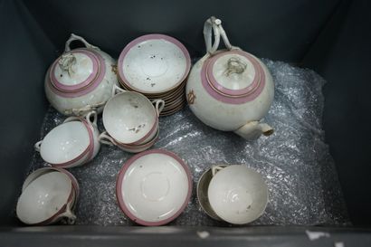 Partie de service à thé en porcelaine monogrammée...