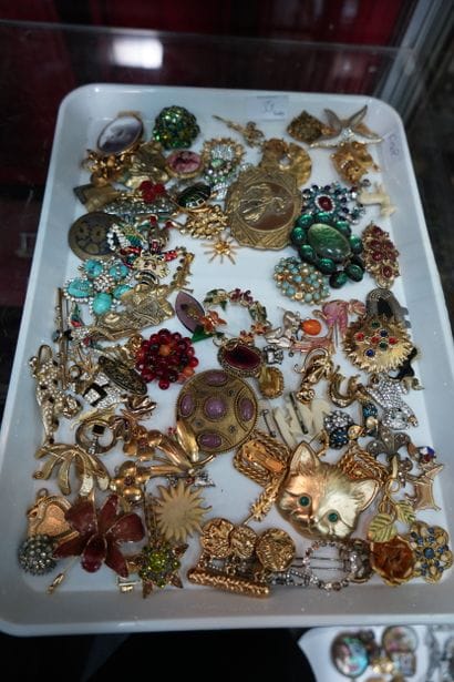 Réunion de bijoux fantaisie dont nombreuses...