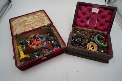 Réunion de bijoux fantaisie.
Six boites,...
