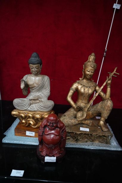 Statue de divinité musicienne en métal doré,...