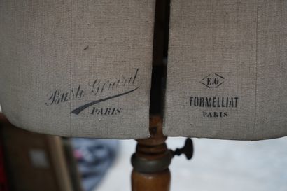 Mannequin Formelliat Paris, sur trépied.
En...