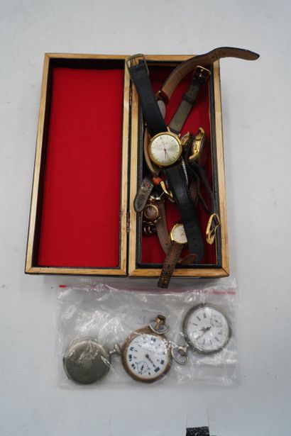 Réunion de montres bracelets en métal doré,...