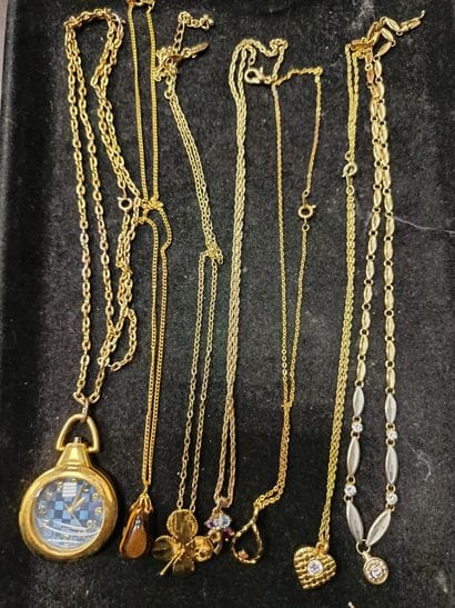 Réunion de chaînes, bracelets, pendentifs,...