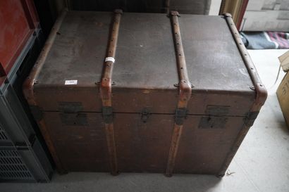 Coffre rectangulaire en bois et cuir.
En...