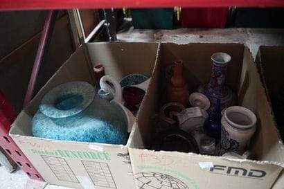Réunion de bibelots divers, vases, céramiques,...