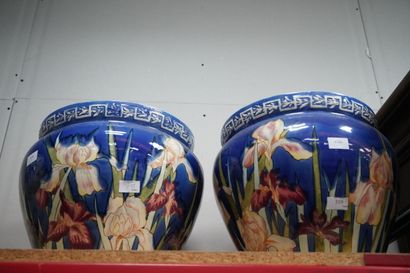 Paire de cache-pots en céramique émaillée...