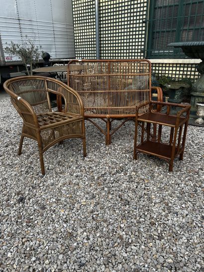 Canapé et fauteuil en bois courbé et rotin.
On...