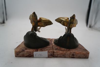 L. TARLET
Paire de serre-livres en bronze...
