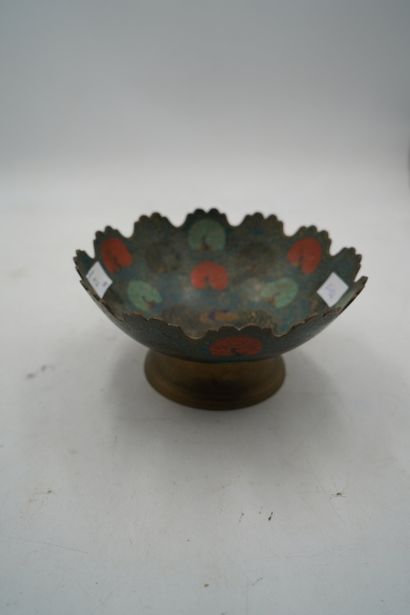 Coupe circulaire sur piédouche en métal doré...