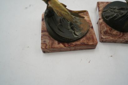L. TARLET
Paire de serre-livres en bronze...