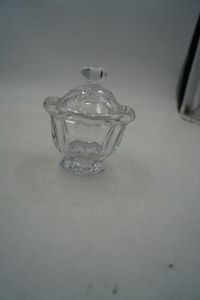 BACCARAT
Sucrier couvert à pans en cristal,...