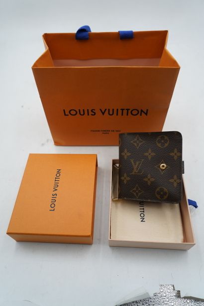 LOUIS VUITTON
Porte monnaie Compact Zippé
Avec...