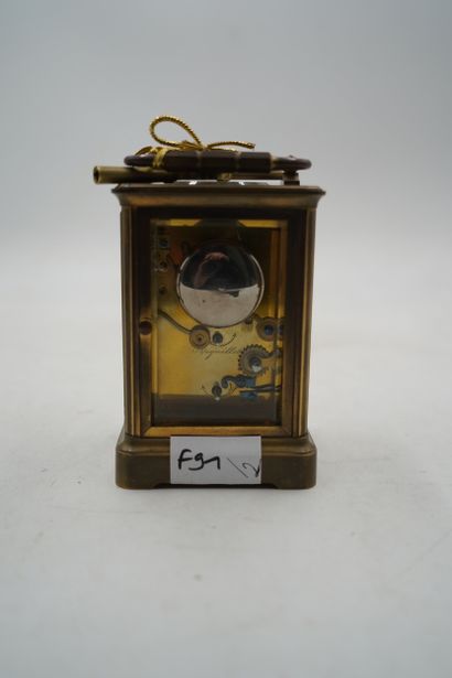 Pendulette d'officier en laiton.
Le cadran...