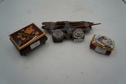 Petit coffret en bois à décor marqueté de...