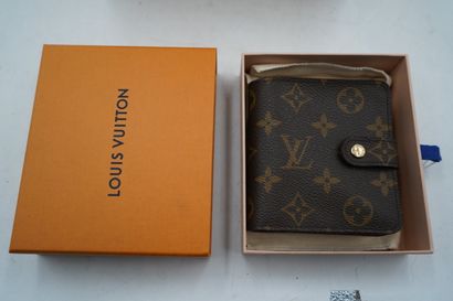 LOUIS VUITTON
Porte monnaie Compact Zippé
Avec...