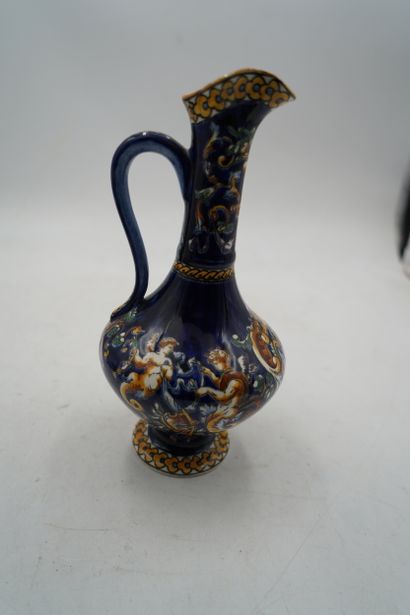 GIEN modèle Renaissance sur fond bleu
Aiguière...