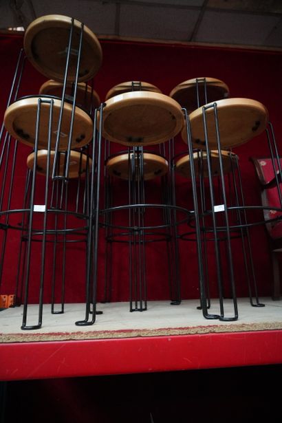Suite de 10 tabourets de bar, en métal tubulaire...