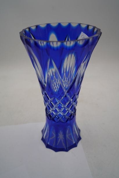 Vase diabolo en verre teinté bleu.
En l'...